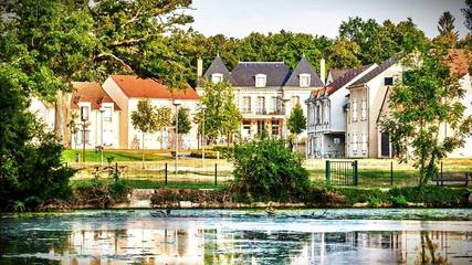 Gîte pour 2 personnes, avec vue ainsi que jardin et piscine à Le Mée-sur-Seine