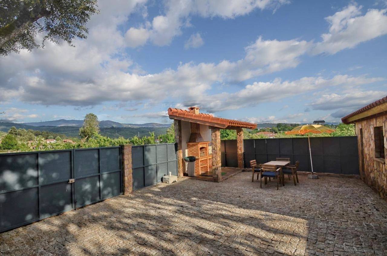 Casa das Vinhas (Camélias de Basto-Turismo Rural) in Codeçoso, Distrito de Braga