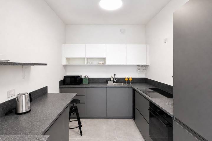 Appartamento intero, GuestHost - Comfy Verandah Flat X6 Near the Sea in Trani, Barletta-Andria-Trani