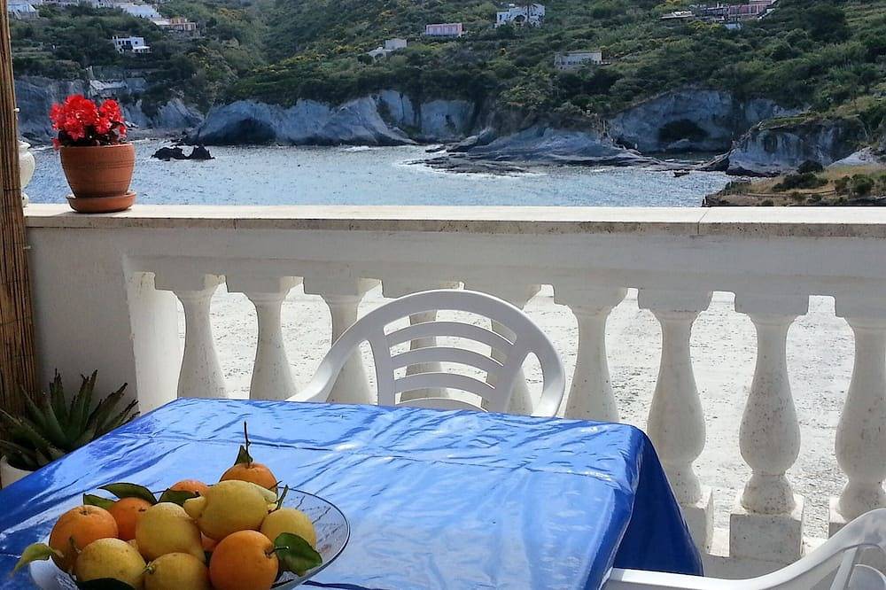 Typisches lokales Haus am Meer, eine Minute zu Fuß vom Strand entfernt in Ponza, Latium