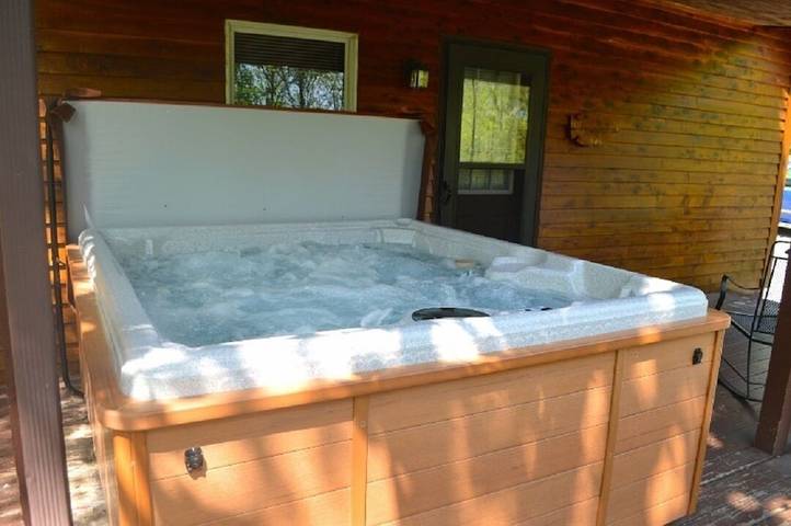 Log cabin for 8 people, with pool and hot tub as well as terrace in Patoka Lake