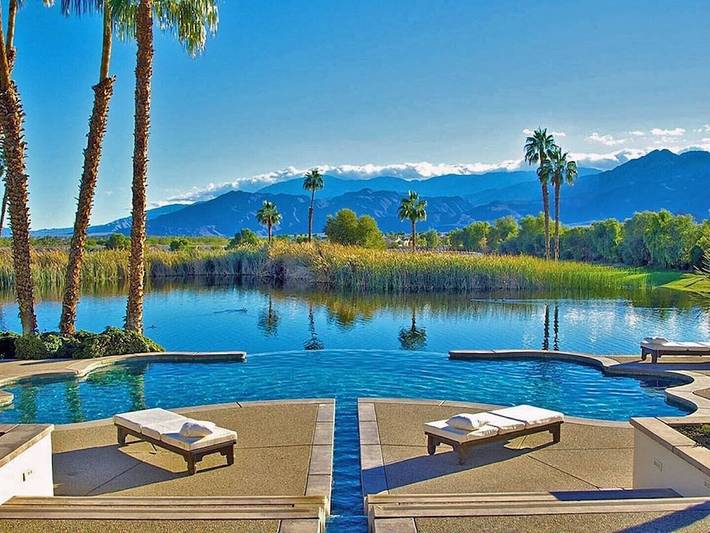 Vacation rental for 26 people, with hot tub and yard in La Quinta (CA)