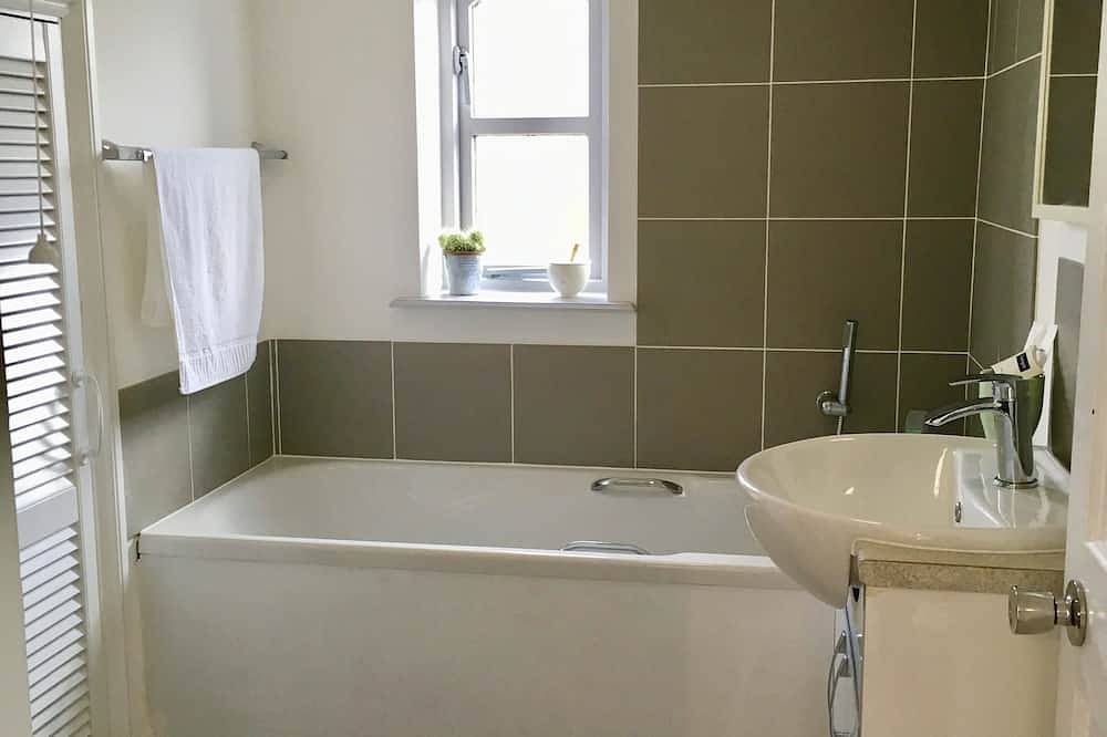 Apartamento entero, Lodge rural bien equipado, a solo una hora de Londres, en hermosos jardines. in Warnham, Sussex Occidental