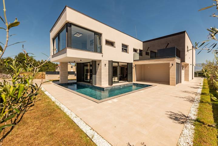 Villa pour 8 personnes, avec terrasse et piscine dans Vir