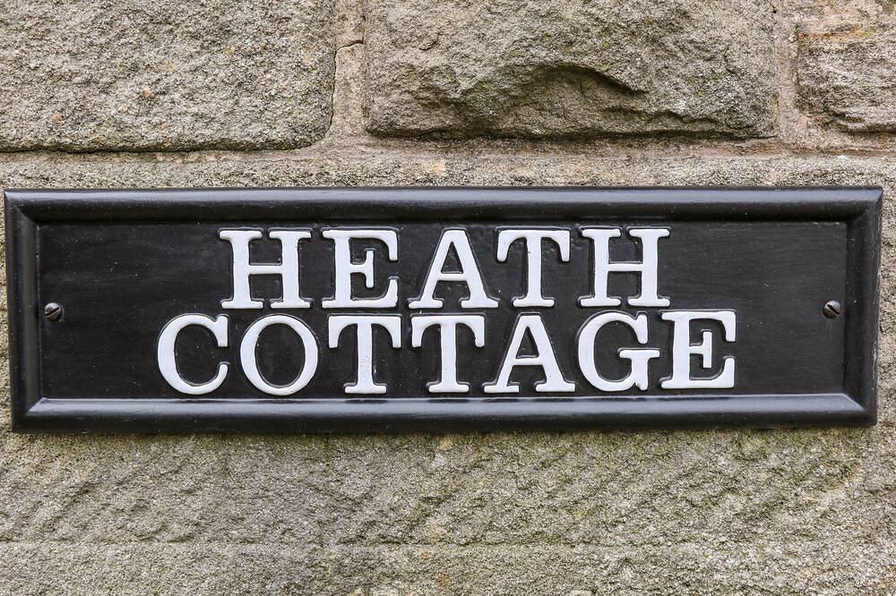 Heath Cottage, character holiday cottage, with a garden in Edale in Edale, Derbyshire