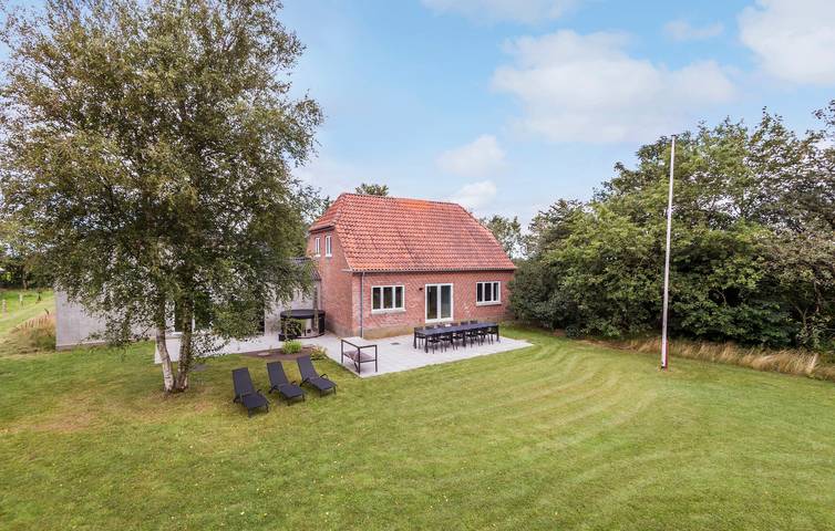 Ferieudlejning for 12 personer, med Terrasse og Have i Varde