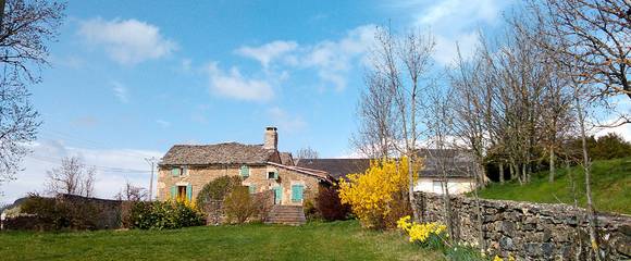 Gîte pour 15 personnes, avec balcon et jardin à Mostuéjouls