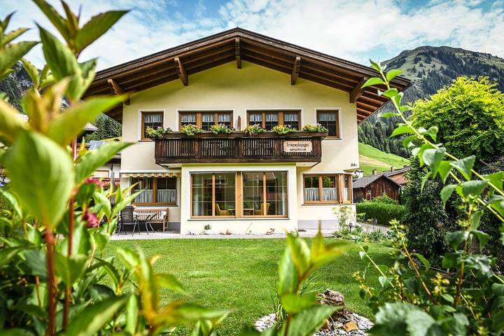Ferienwohnung für 4 Personen, mit Balkon und Garten sowie Sauna und Ausblick in Holzgau