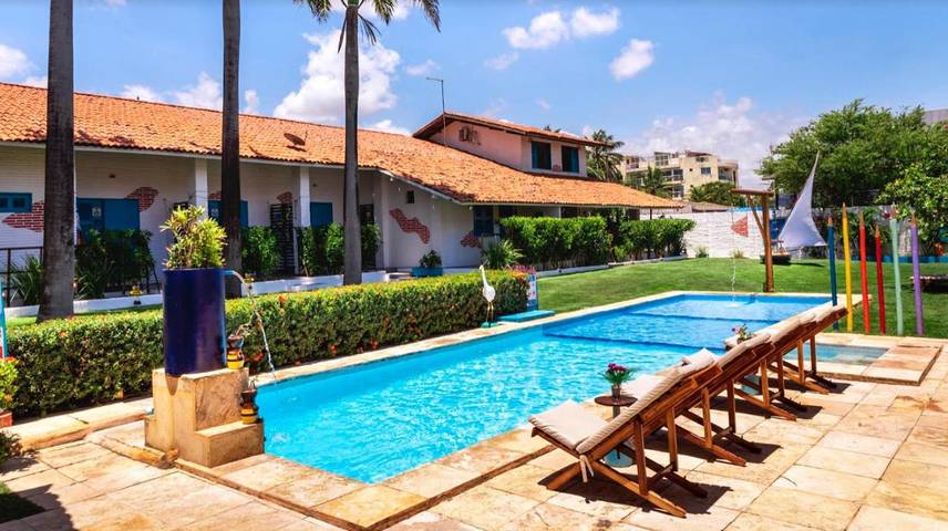 Alojamiento y desayuno para 3 personas, con jacuzzi y piscina además de jardín y piscina para niños - 1