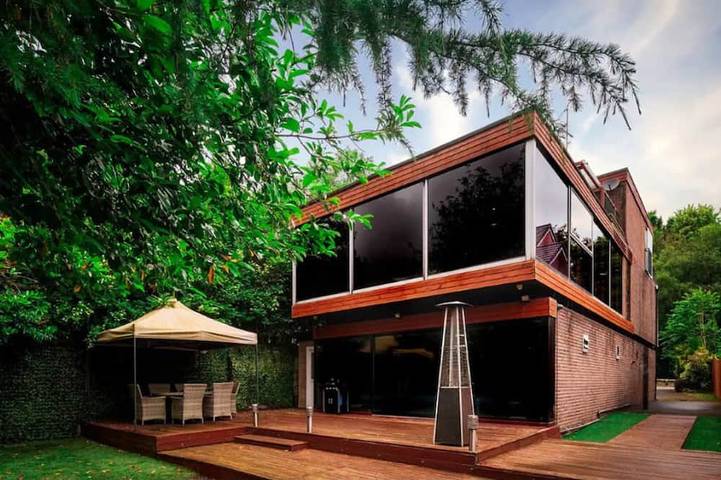 Holiday home for 20 people, with terrace and garden in Manchester