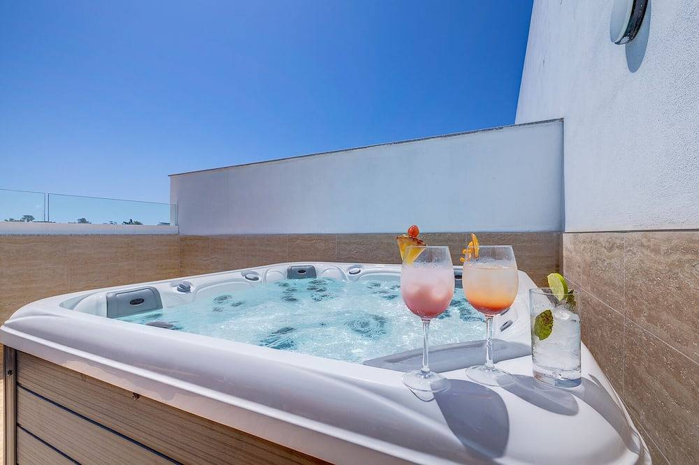 Apartamento inteiro, Red 6: Roof Top Studio Penthouse in St. Julian's in San Giljan, Ilha de Malta
