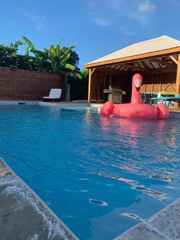 Gîte pour 4 personnes, avec vue ainsi que jardin et piscine, animaux acceptés dans Anse Mabouyas
