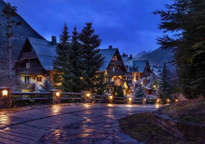 Hôtel pour 3 personnes, avec piscine ainsi que vue et jardin dans Tredós - 4