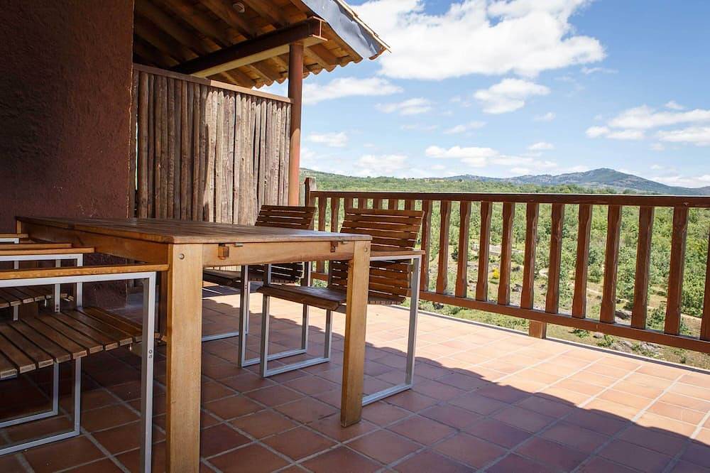 In the Becea house you can enjoy a large terrace with barbecue and a small front patio in Horcajuelo de la Sierra, Madrid Province