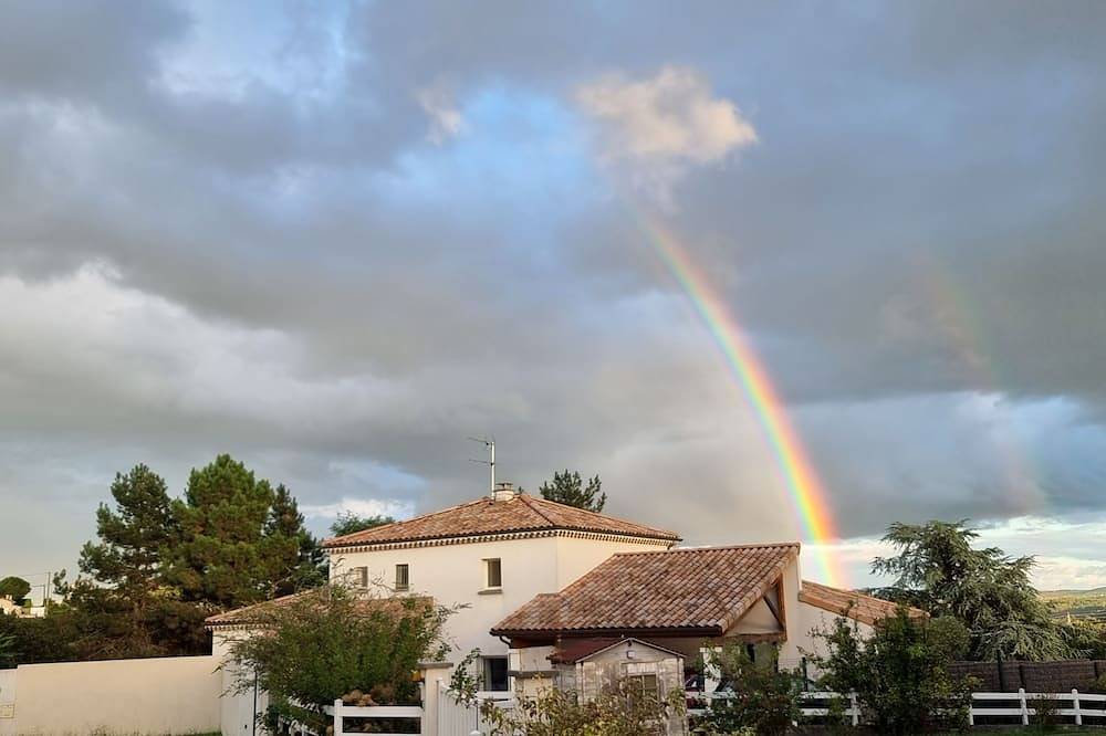 Villa in northern Ardèche with swimming pool and views of the countryside near the Peaugres Safari. in Annonay, Tournon-sur-Rhône región
