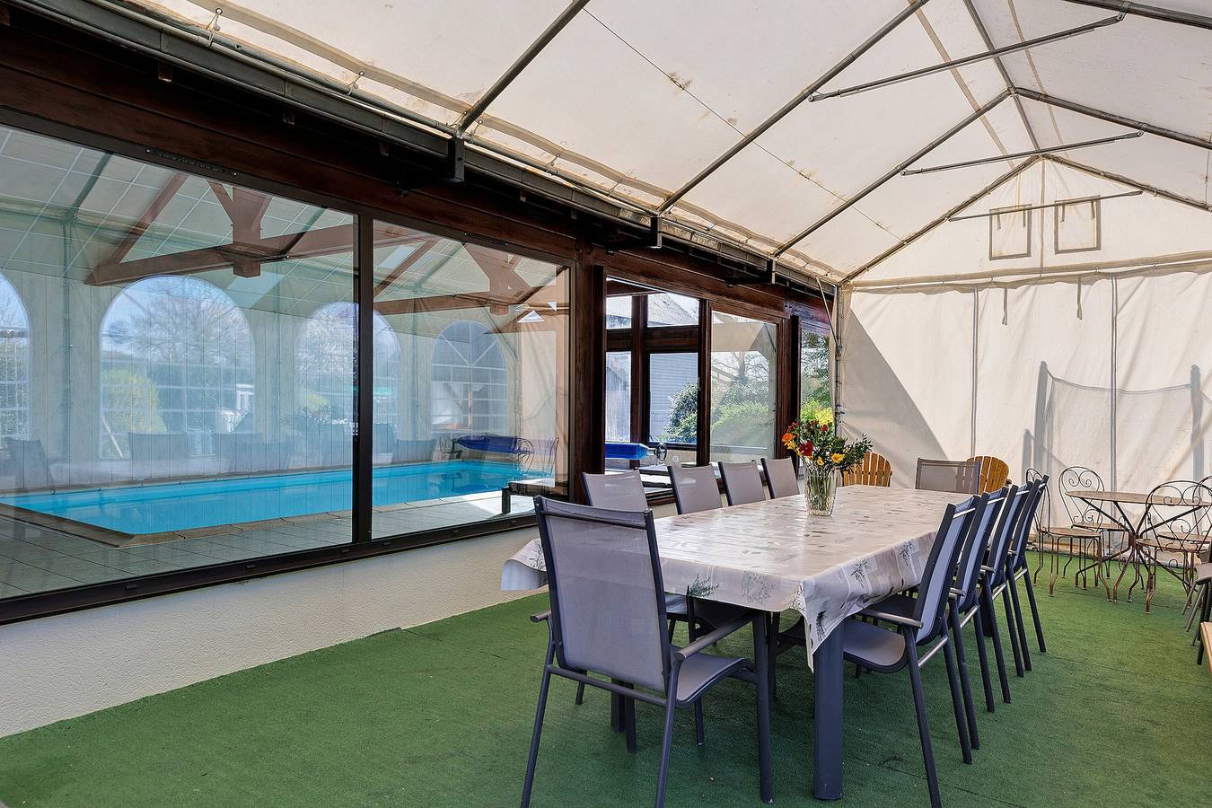 Maison de vacances 'Gîte Bleu Pour 14 Personnes' avec Terrasse Privée et Wi-Fi in Huillé-Lézigné, Vallée de la Loire