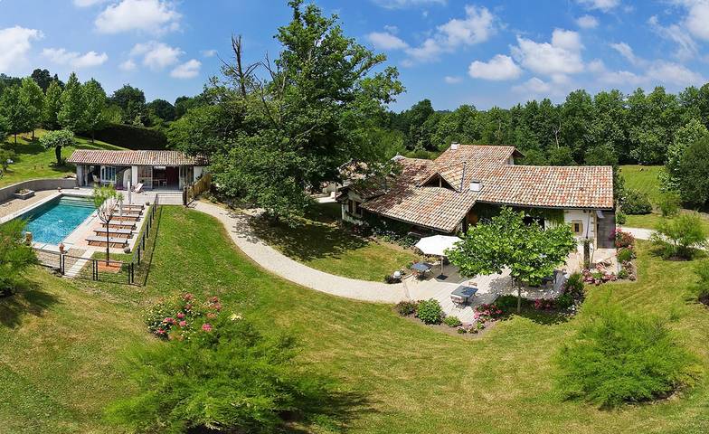 Chambre d’hôte pour 2 personnes, avec Terrasse ainsi que Jardin et Piscine au Pays basque