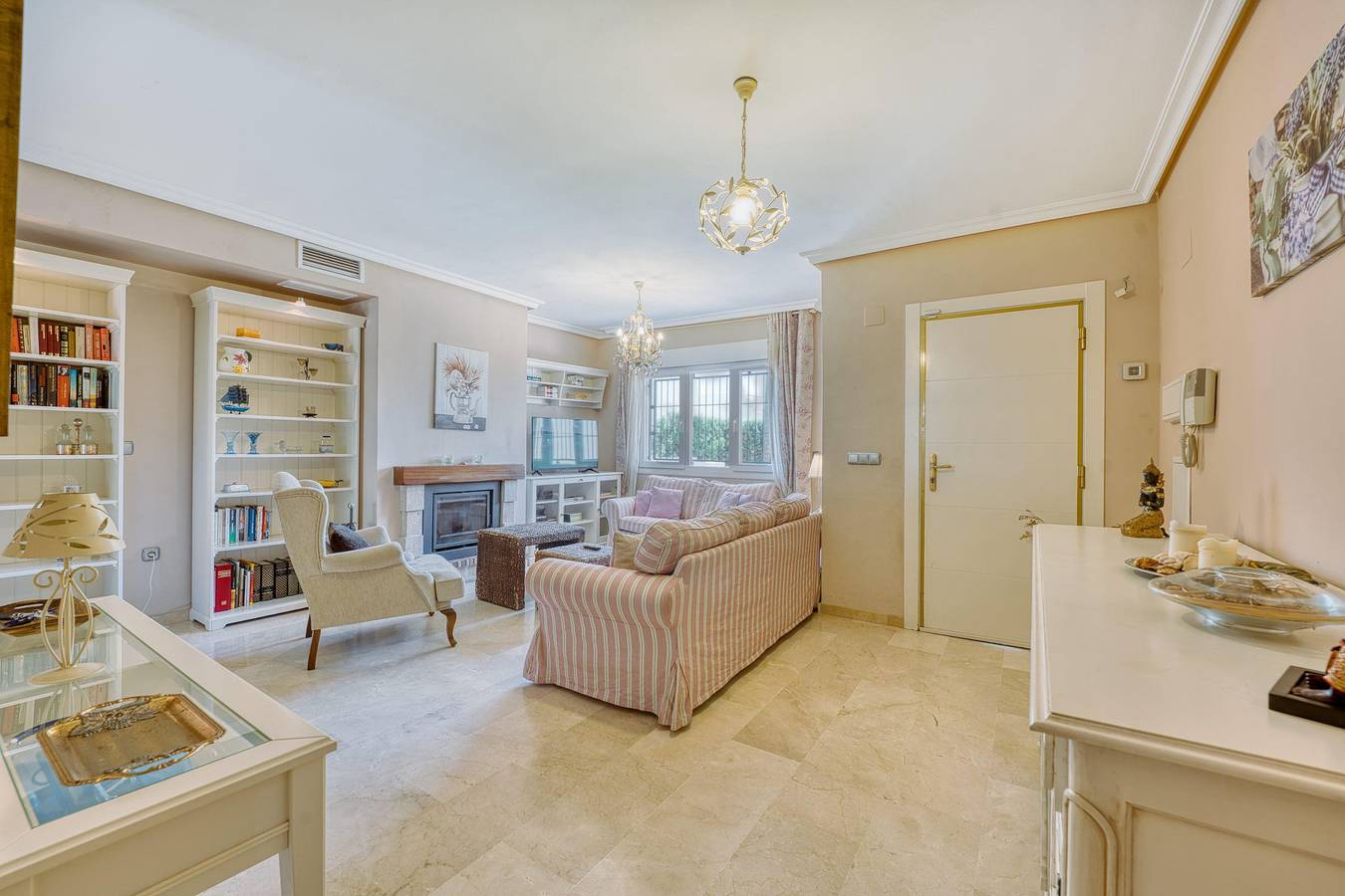 1107 Elegant Beachfront House with Pool in Las Chapas, Marbella