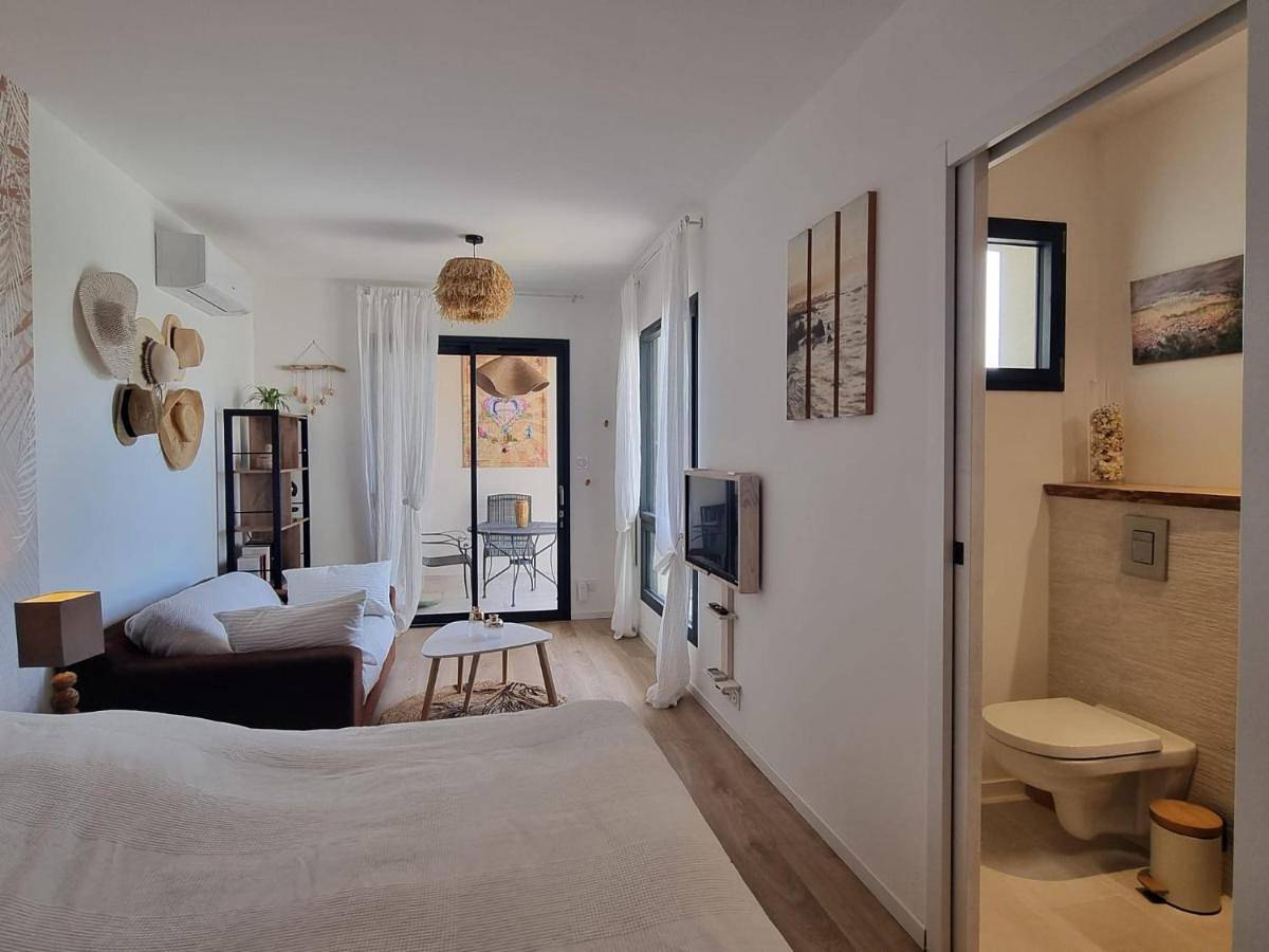 La Chambre Côté Piscine in Aigues-Mortes, Côte d'Améthyste