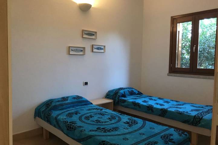 Appartamento intero, Apartment with yard and shared pool, 500m from wonderful white sandy beach in Budoni, Olbia-Tempio