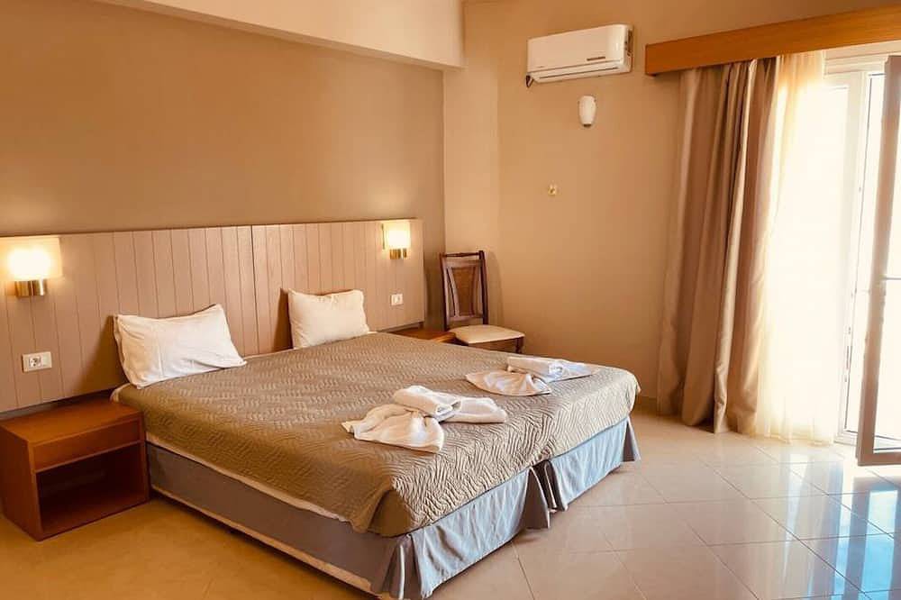 Oriental Star Villa - 20meters to beach. Sleeps 8. in Platanias, Chania und Umgebung