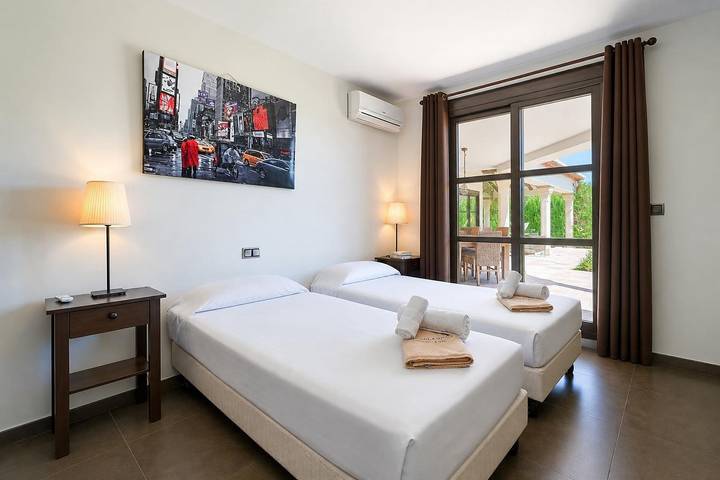 Villa pour 8 personnes, avec jardin ainsi que piscine et terrasse, animaux acceptés - 1