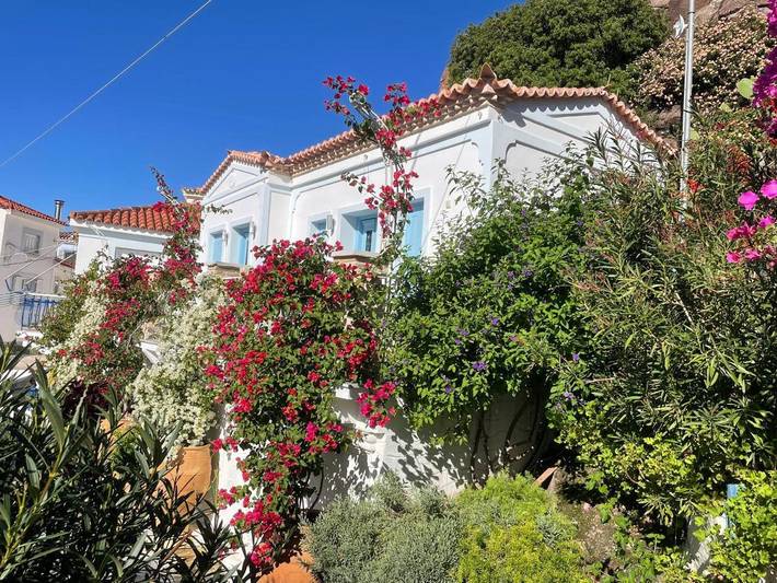 Gîte pour 2 personnes, avec Balcon et Terrasse ainsi que Jardin et Vue dans Poros