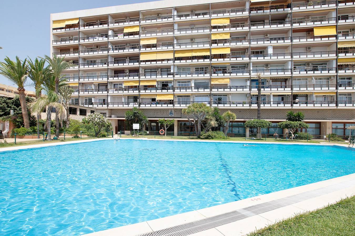 Appartement entier, Appartement 'Première Ligne Vue Panoramique' avec vue sur la mer, Wi-Fi et climatisation in La Carihuela, Torremolinos