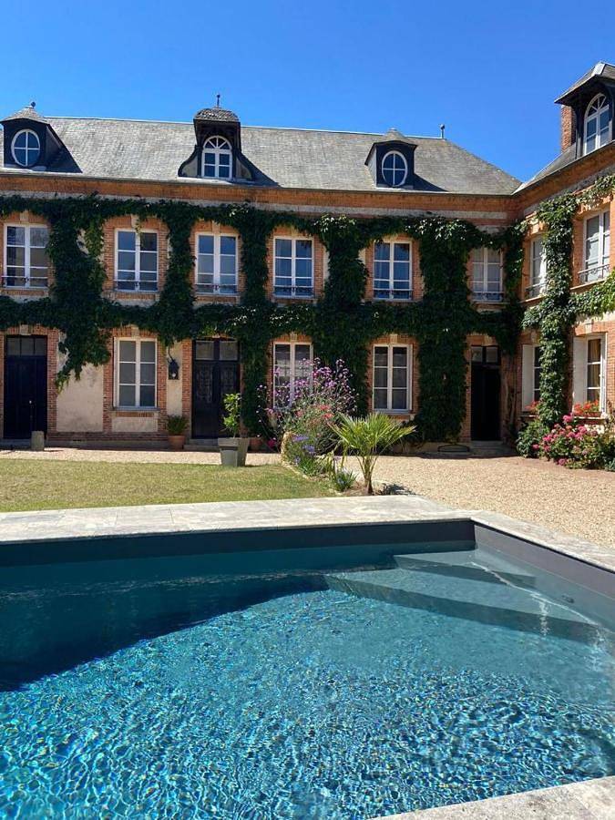 Location de vacances pour 13 personnes, avec Terrasse et Jardin ainsi que Piscine et Vue à Rugles