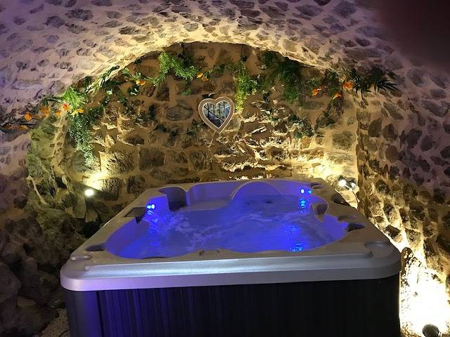 Chambre double - Chambre double avec jacuzzi in Chirols, Parc naturel régional des Monts d'Ardèche