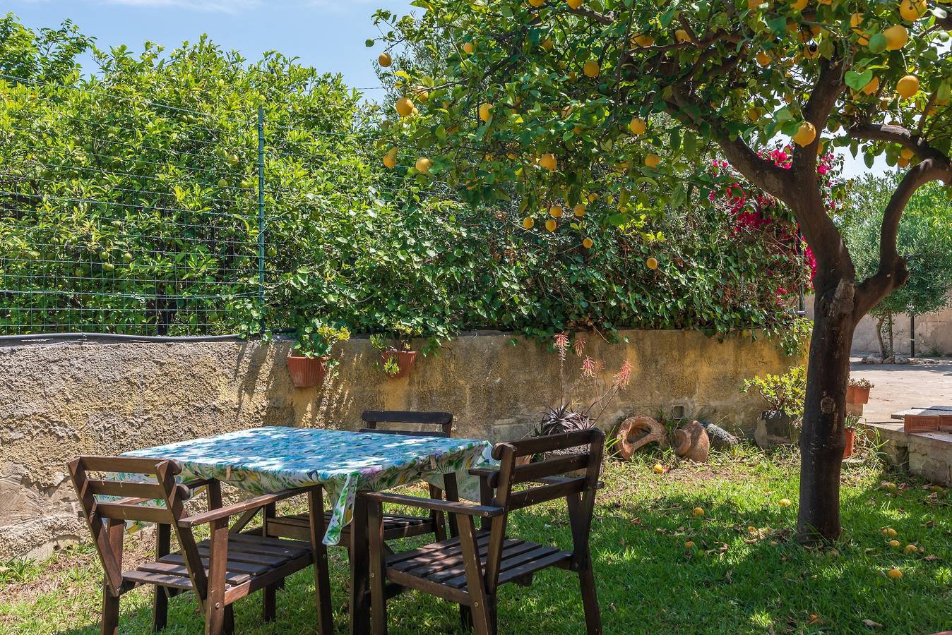 Casa vacanze 'Casale Siculo' con Wi-Fi, giardino e terrazza in Caponegro, Avola