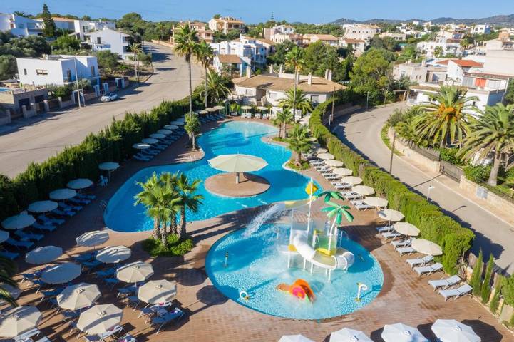 Hôtel pour 4 personnes, avec Balcon et Terrasse ainsi que Jardin et Piscine à Portocolom