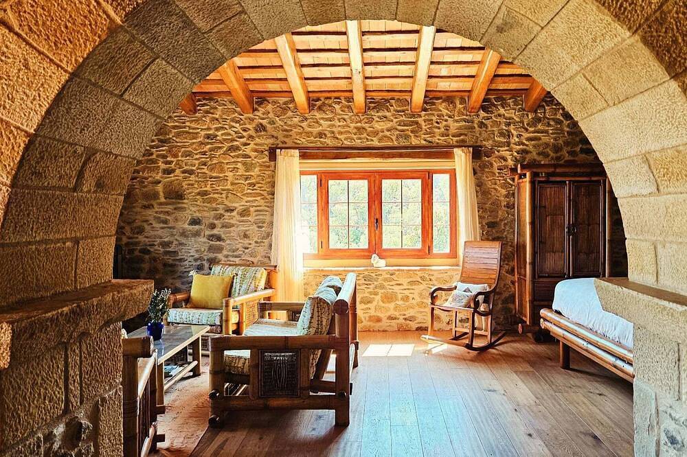 Casa de campo muy bonito renovado, amplio jardín, porche, barbacoa y piscina in Cantallops, Alt Empordà