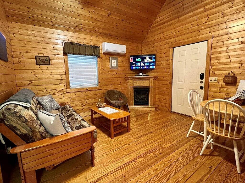 Gemütliche Hütte in der Nähe von Blue Ridge Parkway, Haustiere erlaubt, Teich, Gas Frpl in Blue Ridge Parkway, Ashe County