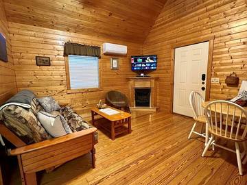 Log Cabin for 4 Guests in Blue Ridge Mountains, North Carolina, Picture 2
