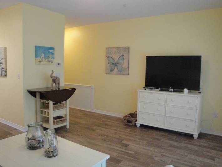 Beach rental for 4 people, with hot tub and yard as well as pool and balcony in 