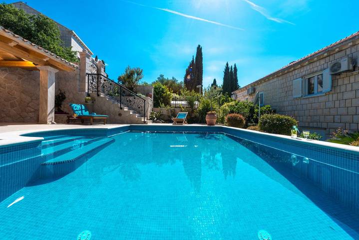 Villa for 15 people, with Balcony and Balcony/Terrace as well as Terrace and Pool in Cavtat