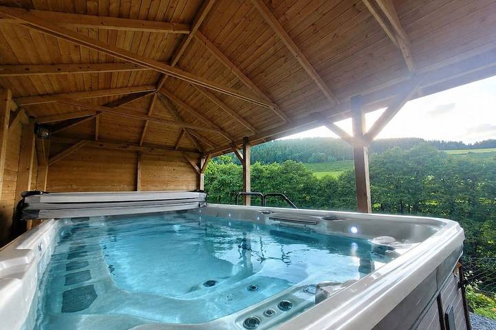 Ferienhaus für 20 Personen, mit Balkon und Whirlpool sowie Garten und Sauna