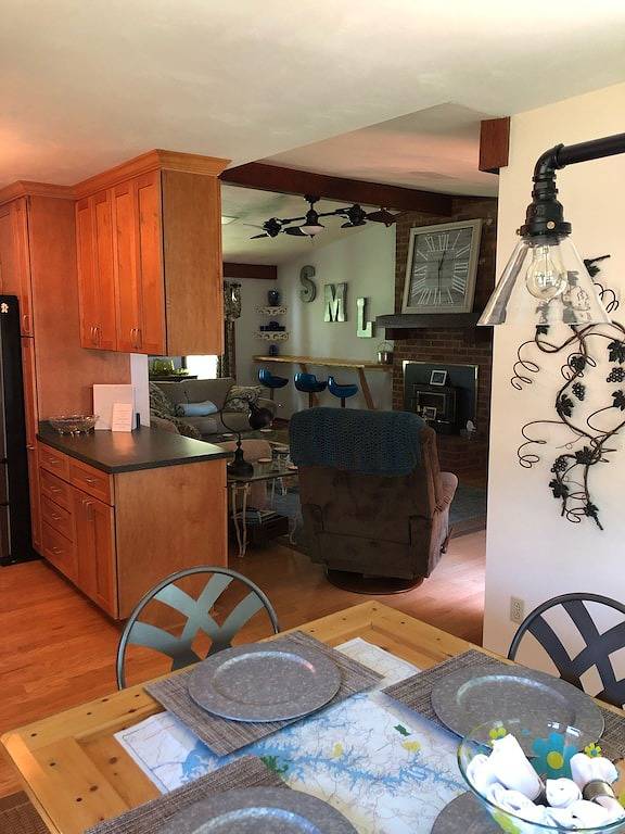 Charmantes, renoviertes Haus am Wasser mit Blick auf den Sonnenuntergang und tiefes Wasser auf der breiten Bucht in Smith Mountain Lake