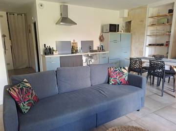 Gîte pour 6 personnes, avec piscine et terrasse ainsi que vue sur le lac et jardin en Gironde