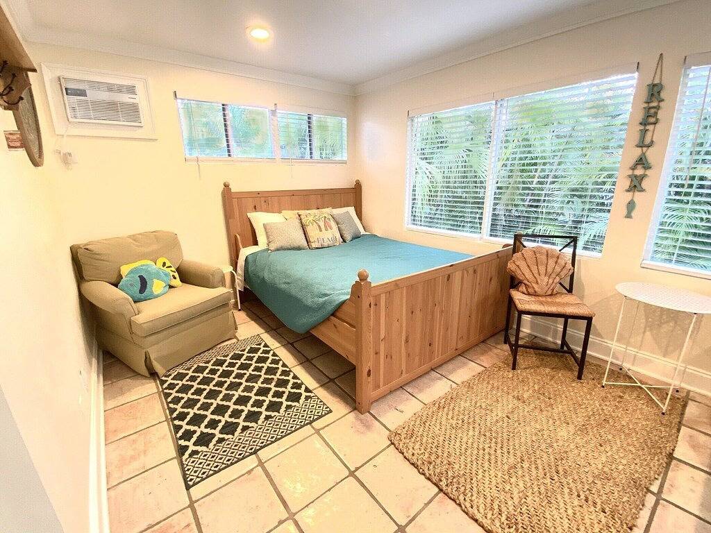 Beautiful Beach House with pool, lush tropical landscaping steps from the ocean in Lauderdale Beach, Fort Lauderdale