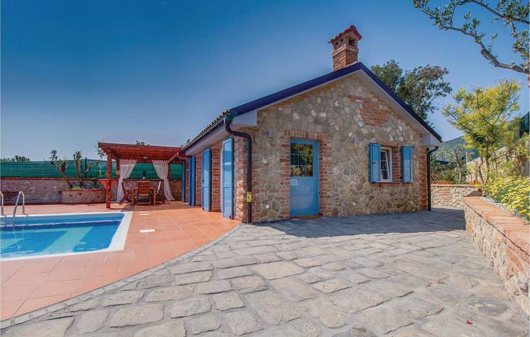 Gemütliche Ferienwohnung mit Meerblick, Terrasse, Parkplatz und WLAN – 1 km vom Strand entfernt in Nerezine, Lošinj (Kvarner Bucht)
