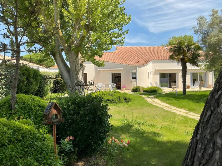Vacation rental for 10 people, with yard in Vendée