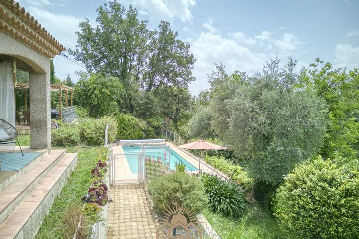 Location de vacances pour 8 personnes, avec jardin et piscine, animaux acceptés à Le Rouret - 2