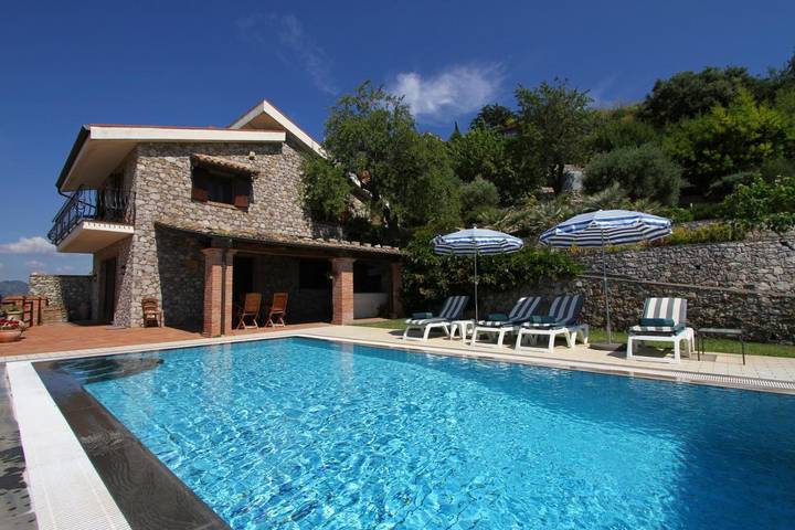Casa vacanza per 8 persone, con Balcone e Terrazza nonché Giardino e Piscina a Castelmola