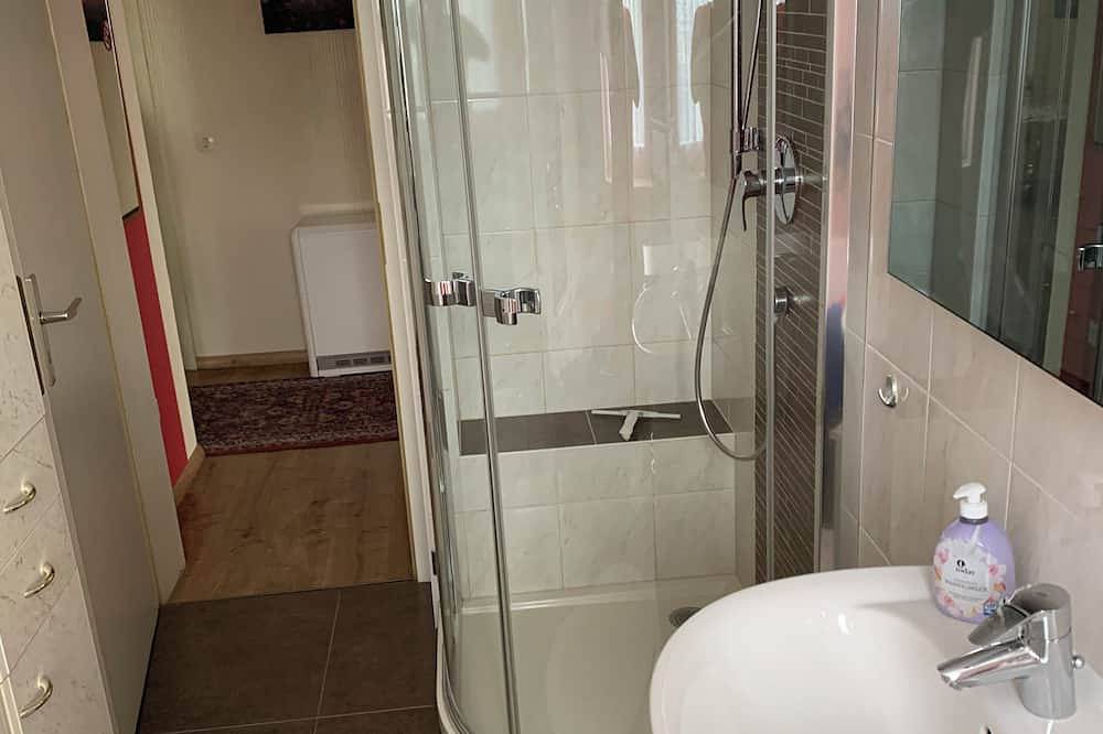 Ganze Wohnung, Wohnung 100m2 mit Treppenlift 1Stock- Blick aufn Herkules in Vellmar für 4 Gäste in Vellmar, Hessisches Bergland