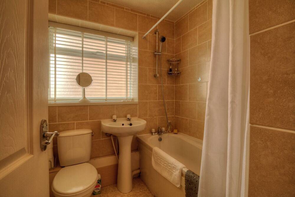 Sea Breeze Haven | 4 Beds with Stunning Views! in Hayling Island, Havant