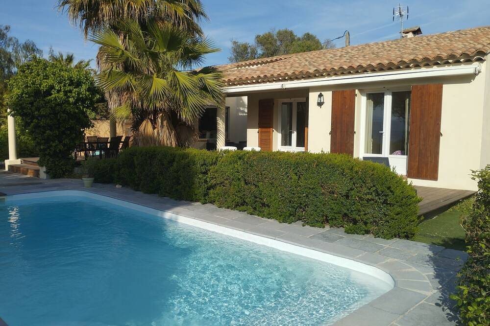 Villa 130 m2, pool and terrace, facing the sea, on 1300m2 of wooded grounds. in La Madrague, Hyeres