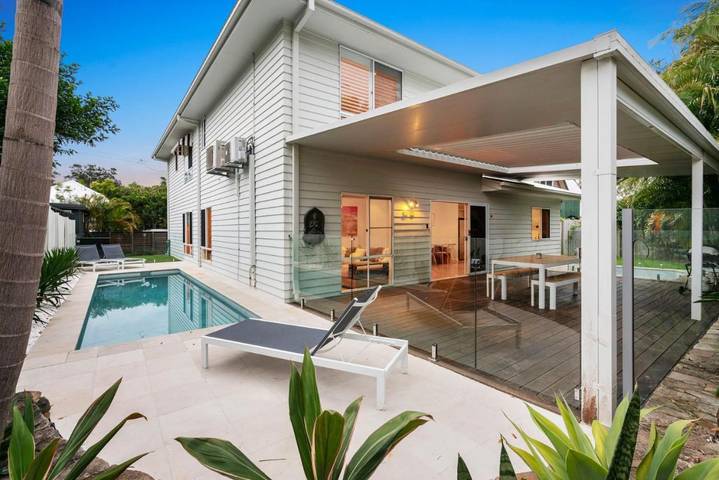 Holiday home for 10 people, with terrace and pool in Byron Bay