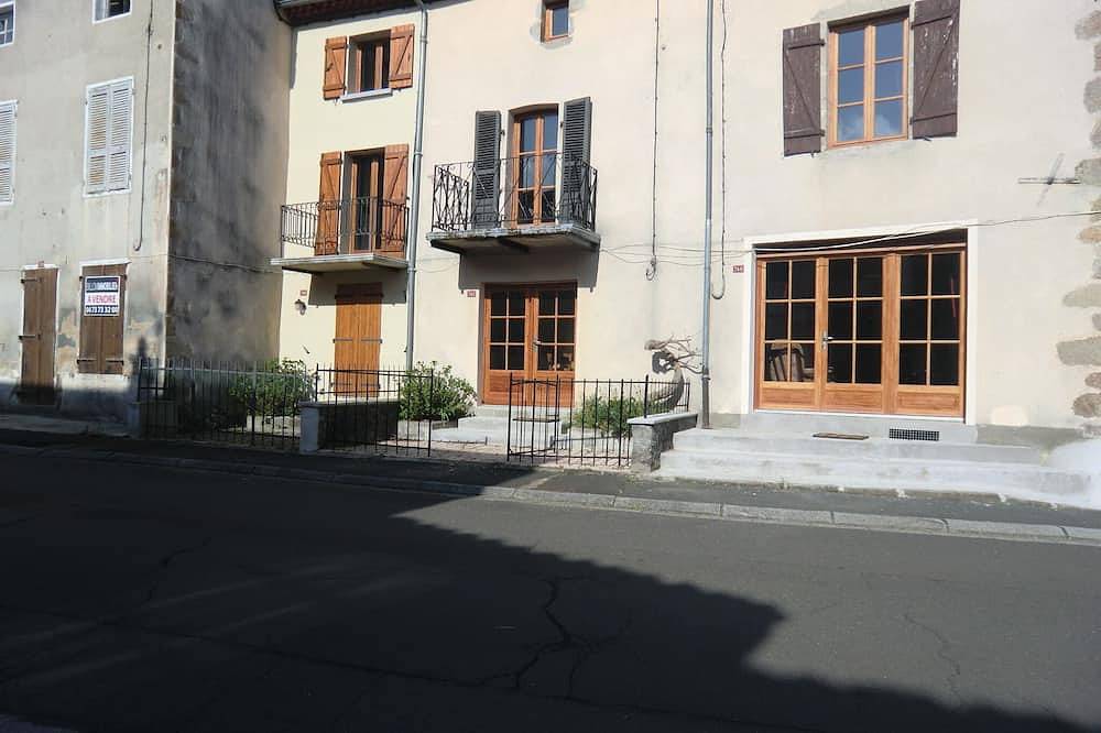 House In A Small Charming Village: Good Price-Quality Ratio in Auzelles, Parc Naturel Régional Livradois-Forez